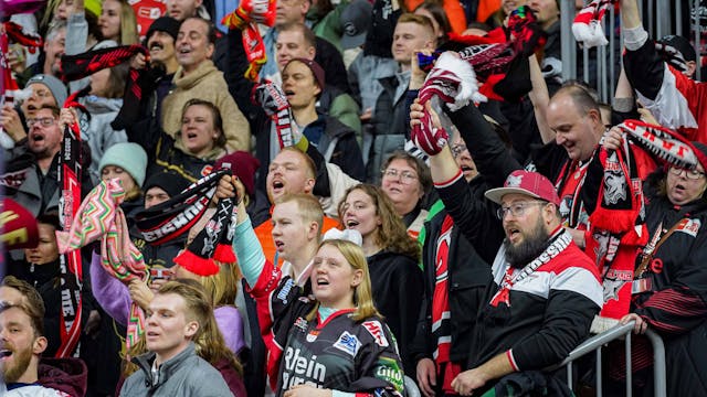 Beste Stimmung bei den Kölner Fans in der ausverkauften Arena beim Spiel gegegn die Schwenninger Wild Wings am 14. Januar 2024.