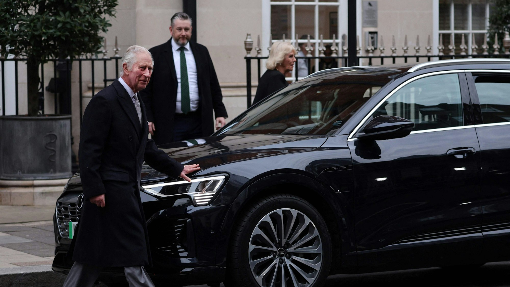König Charles und Königin Camilla Beim Verlassen der „London Clinic“.