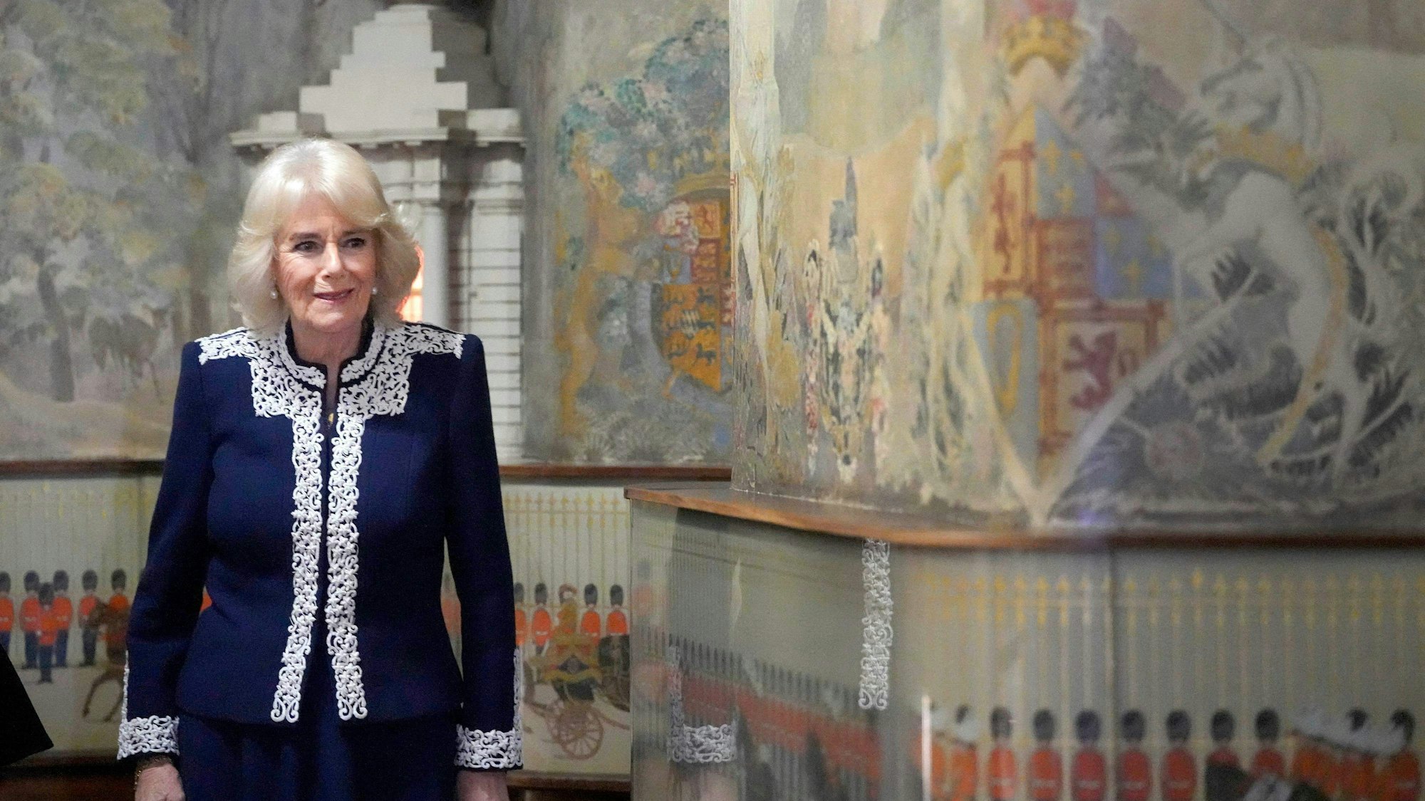 Die britische Königin Camilla sieht die dekorierten Wände eines Zimmers auf Schloss Windsor.