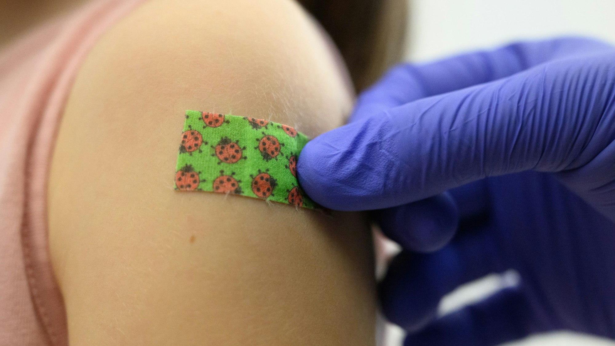 Ein siebenjähriges Mädchen bekommt bei einer Impfaktion der Staatlichen Kunstsammlungen Dresden (SKD) für Kinder und Jugendliche zwischen fünf und 17 Jahren im Residenzschloss nach der Impfung gegen das Coronavirus ein Pflaster auf den Arm geklebt.