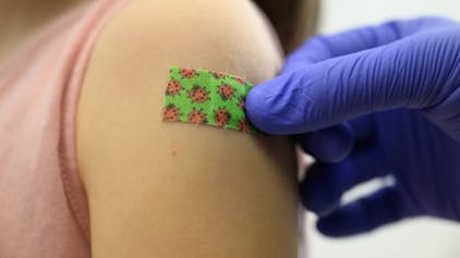 Ein siebenjähriges Mädchen bekommt bei einer Impfaktion der Staatlichen Kunstsammlungen Dresden (SKD) für Kinder und Jugendliche zwischen fünf und 17 Jahren im Residenzschloss nach der Impfung gegen das Coronavirus ein Pflaster auf den Arm geklebt.&nbsp;