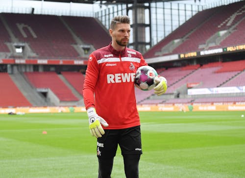 Ron-Robert Zieler während dem Aufwärmen für ein Spiel des 1. FC Köln.