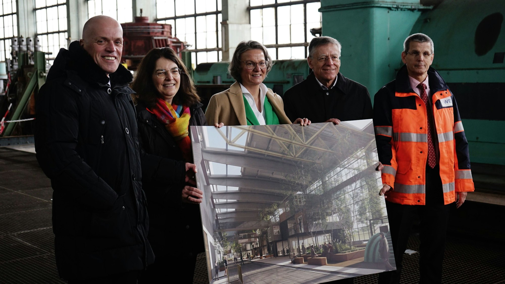 Ein Gruppenbild in der großen Halle des ehemaligen Kraftwerks zeigt beteiligte aus Politik und Wirtschaft.