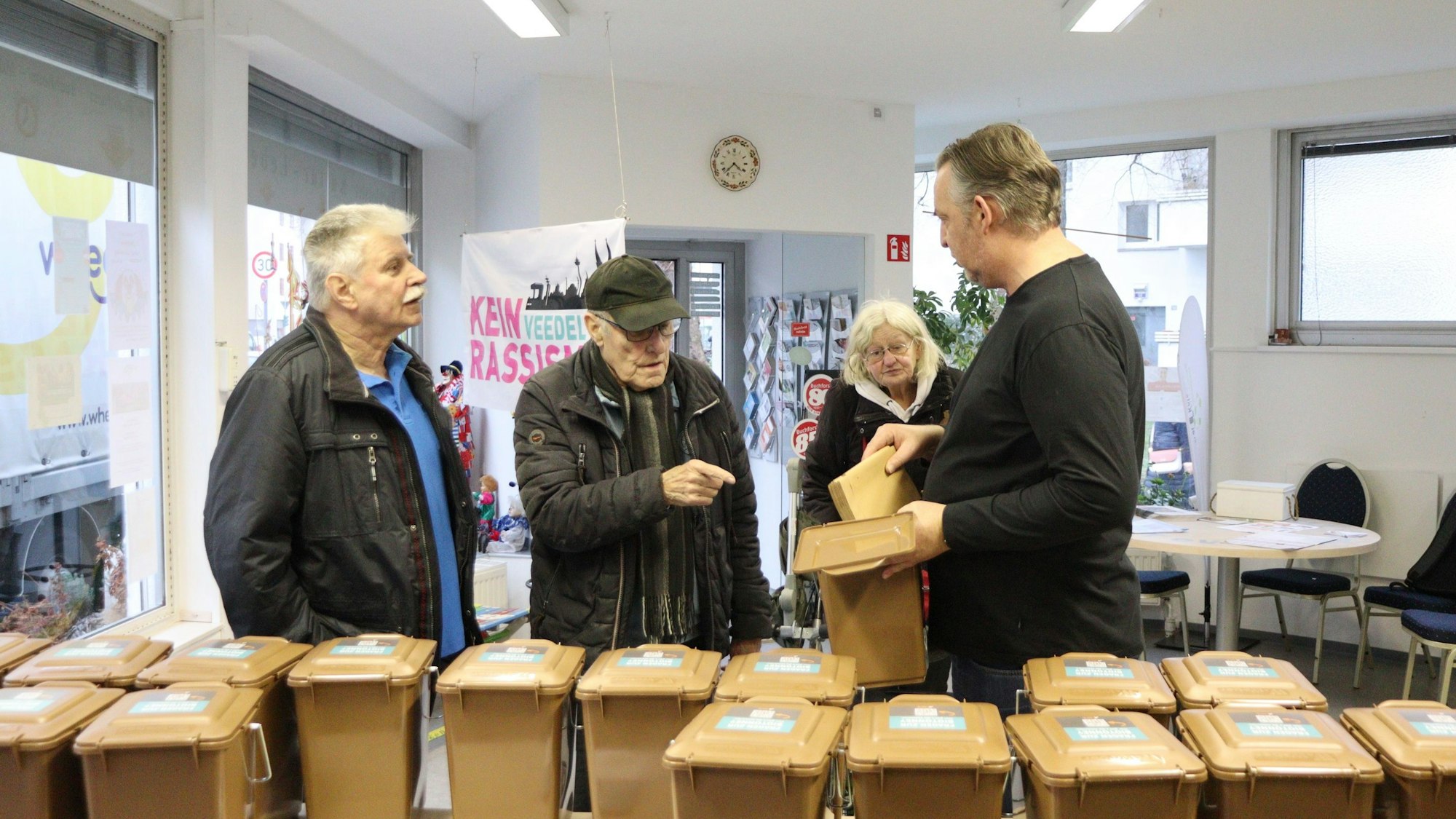 Bereits vor Beginn der Verteilaktion kamen viele Buchforster, um sich zu informieren und ihre Haushaltsbehälter für Biomüll zu empfangen. Foto: Uwe Schäfer