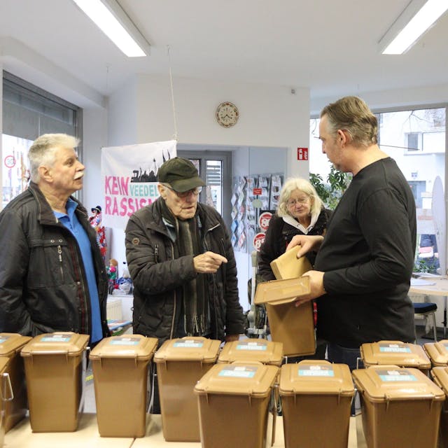 Bereits vor Beginn der Verteilaktion kamen viele Buchforster, um sich zu informieren und ihre Haushaltsbehälter für Biomüll zu empfangen. Foto: Uwe Schäfer
