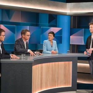 Carsten Schneider (SPD, Beauftragter der Bundesregierung für Ostdeutschland), Carsten Linnemann (CDU, Generalsekretär), Sahra Wagenknecht (BSW) und Moderator Louis Klamroth.