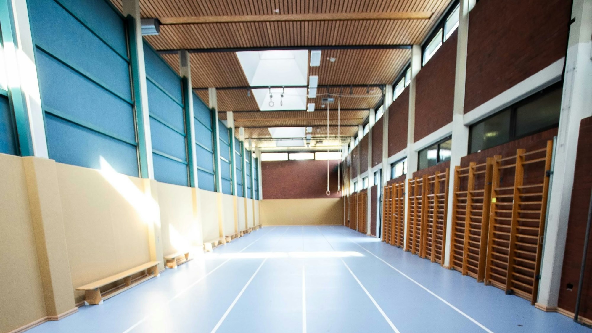 Die Haupthalle in der Waldbröler Heidberghalle säumt ein davon abgetrennter „Turnschlauch“, in dem es auch Laufbahnen gibt.