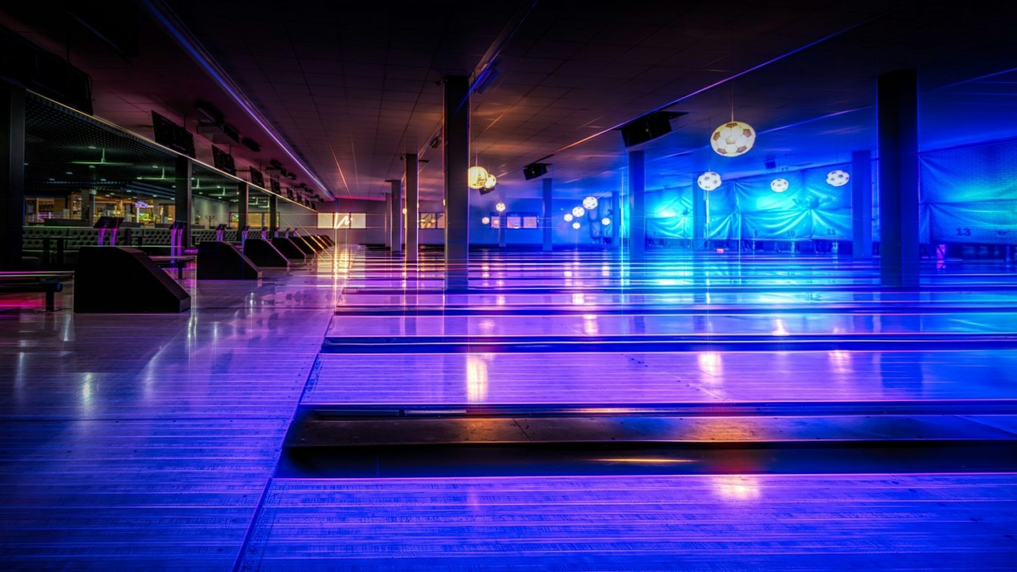 Blau und Lila leuchten die Bowlingbahnen bei West-Bowling in Köln