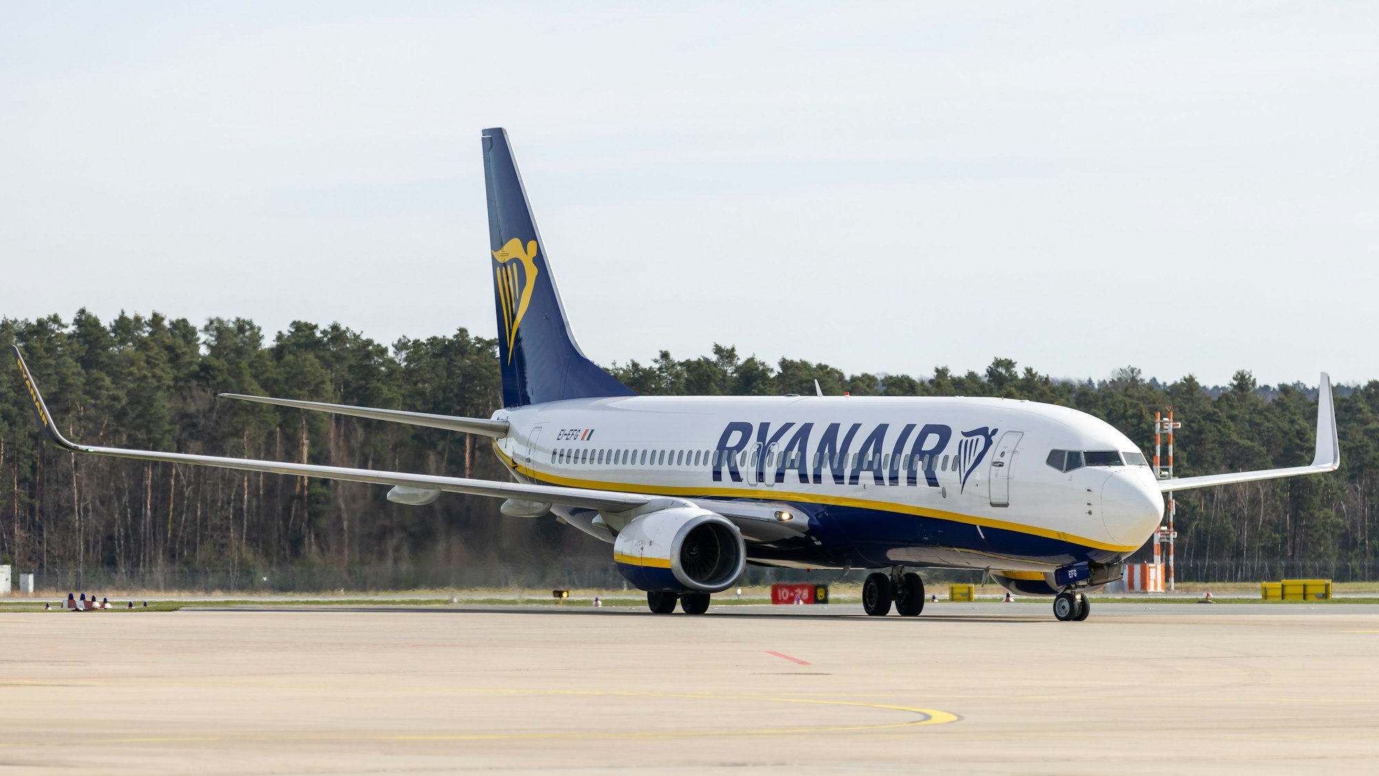 Ein Linienflugzeug der Fluggesellschaft Ryanair rollt am Albrecht Dürer Airport Nürnberg über die Landebahn. Am Vormittag wurde offiziell die Ryanair-Basis in Nürnberg eröffnet. +++ dpa-Bildfunk +++