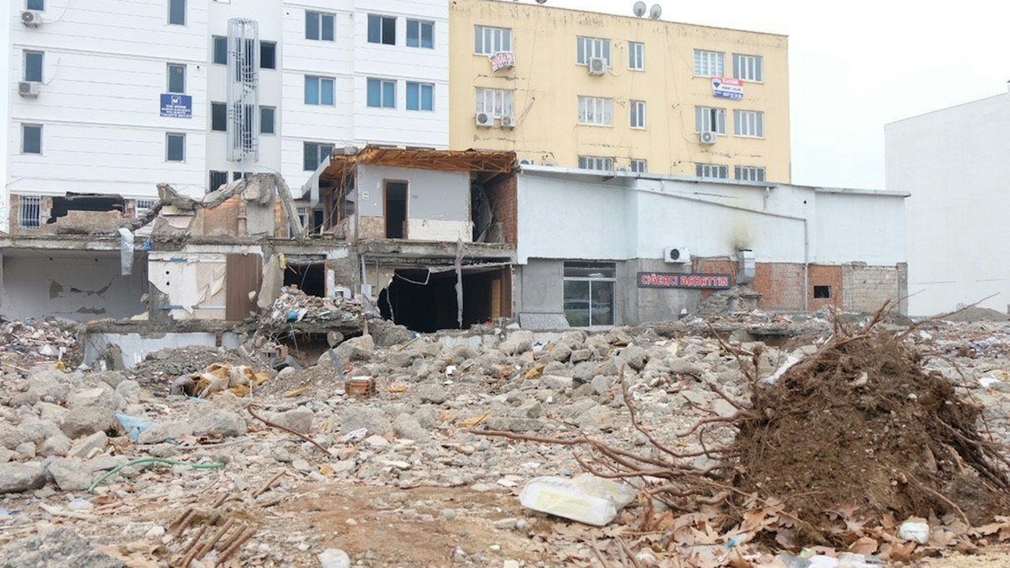 Anfang 2024: Überreste des Grand-Isias-Hotels in Adiyaman. Das Hotel stürzte bei dem Erdbeben am 6. Februar 2023 vollständig ein.