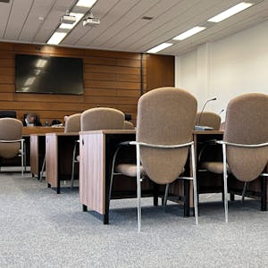 Das Foto zeigt einen Sitzungssaal im Landgericht Köln.