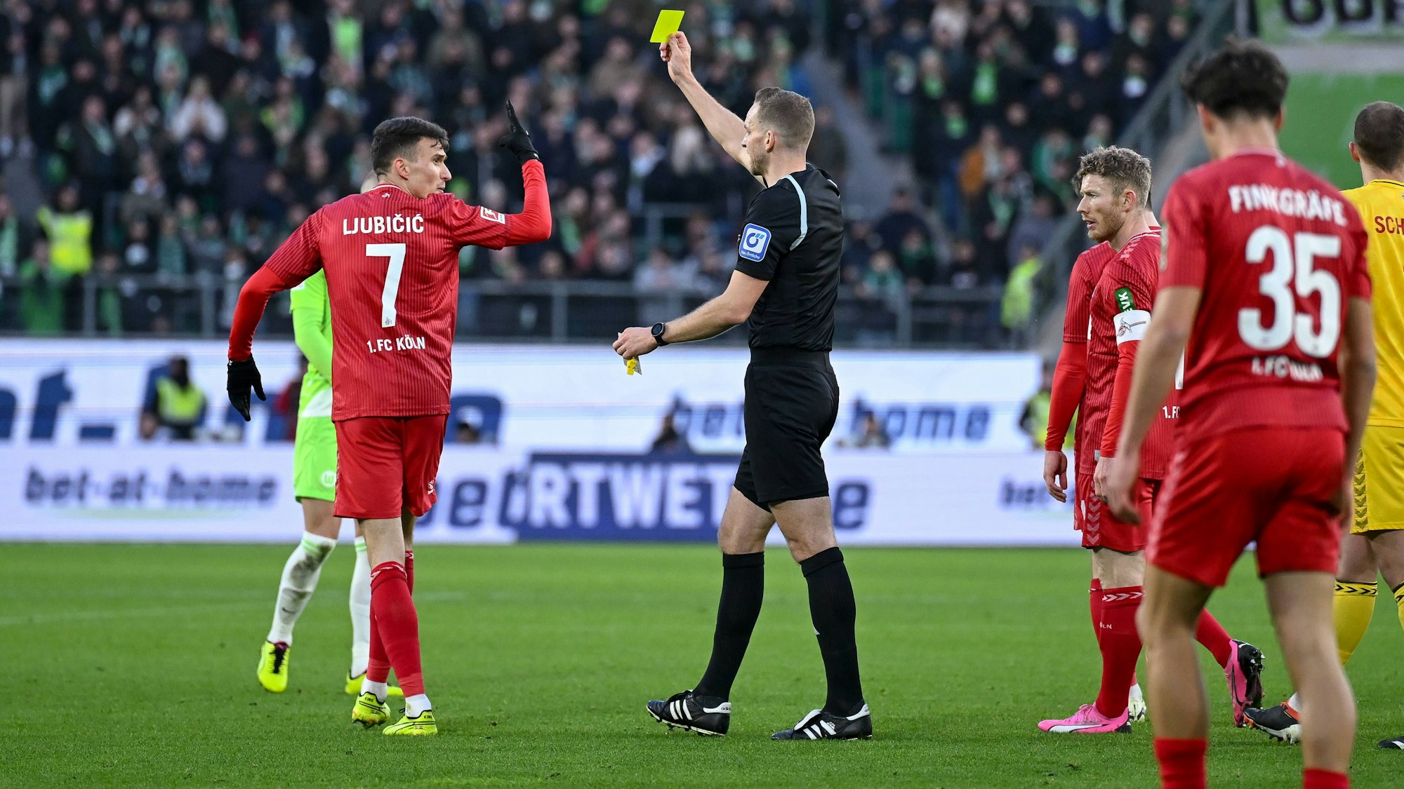 Ausdruck der Frustration: FC-Profi Dejan Ljubicic handelte sich in Wolfsburg wegen Meckerns seine vierte Gelbe Karte ein.