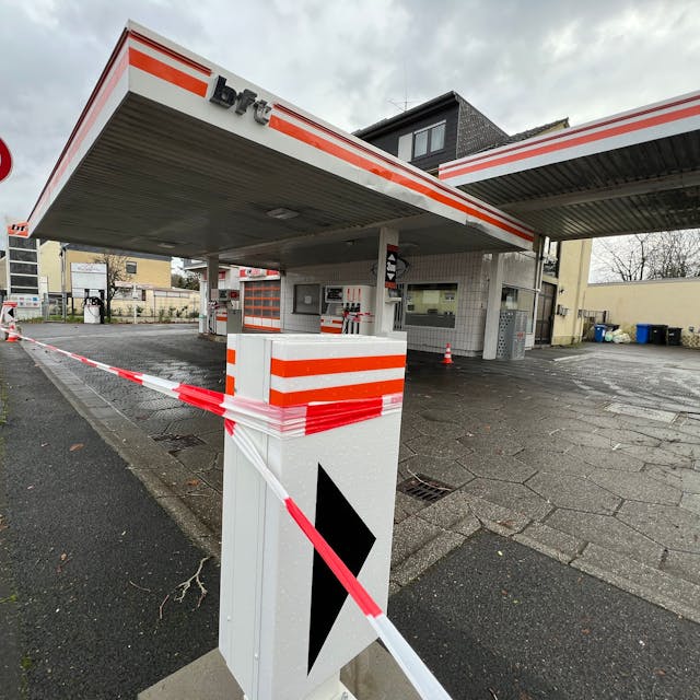 Eine bft-Tankstelle in Leverkusen. Der Parkplatz ist mit rot-weißem Flatterband umwickelt.