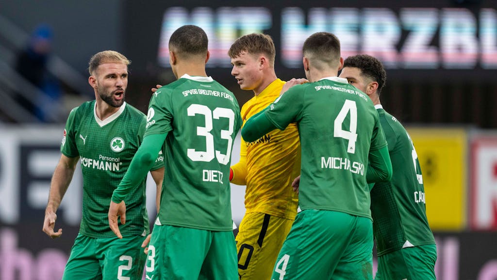 Die Spieler von Greuther Fürth feiern ihren Torhüter Jonas Urbig.