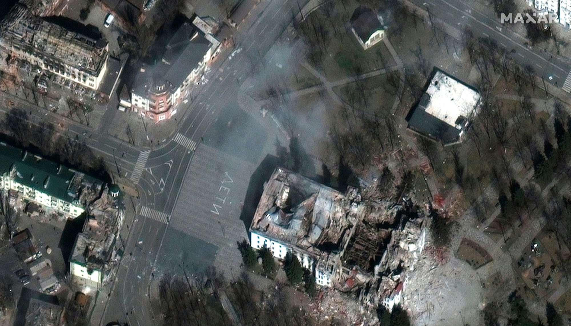 Ein Satellitenfoto zeigt das von Russland zerstörte Theater in Mariupol, auf dessen Vorplatz in kyrillischer Schrift das Wort „Kinder“ geschrieben steht. (Archivbild)