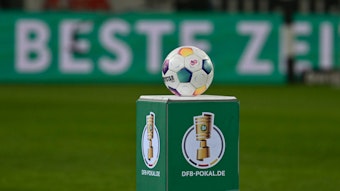 Ein Ball liegt auf einem Sockel des DFB im Borussia-Park.