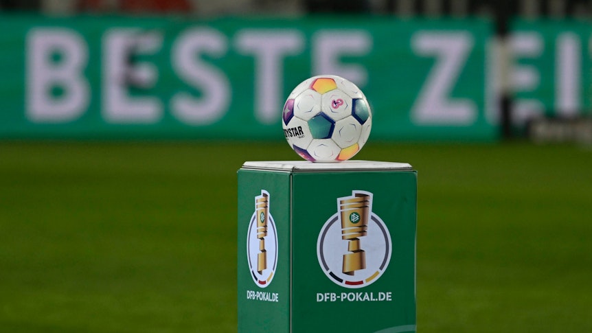 Ein Ball liegt auf einem Sockel des DFB im Borussia-Park.