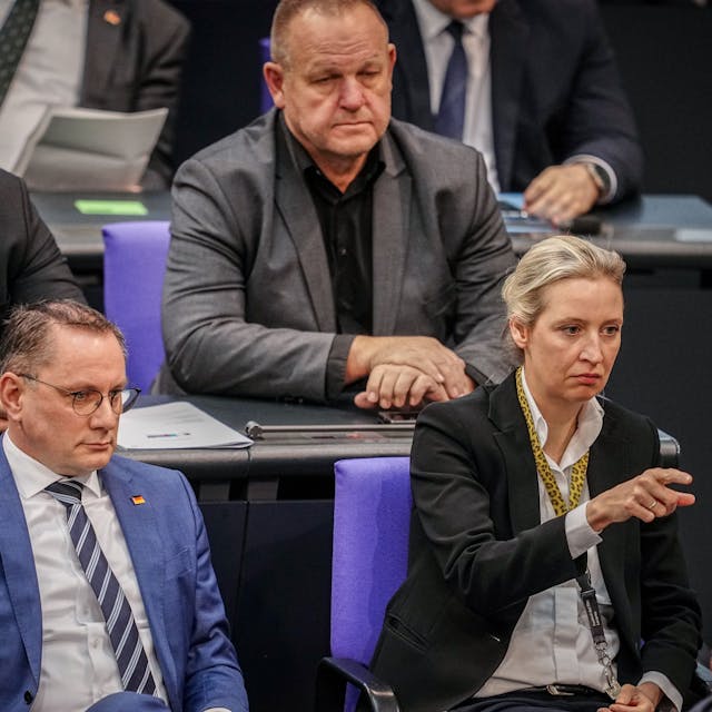 Der AfD-Bundestagsabgeordnete Kay-Uwe Ziegler, hier hinter Parteichefin Alice Weidel, wurde wegen Betrugs mit Corona-Soforthilfen verurteilt. (Archivbild)