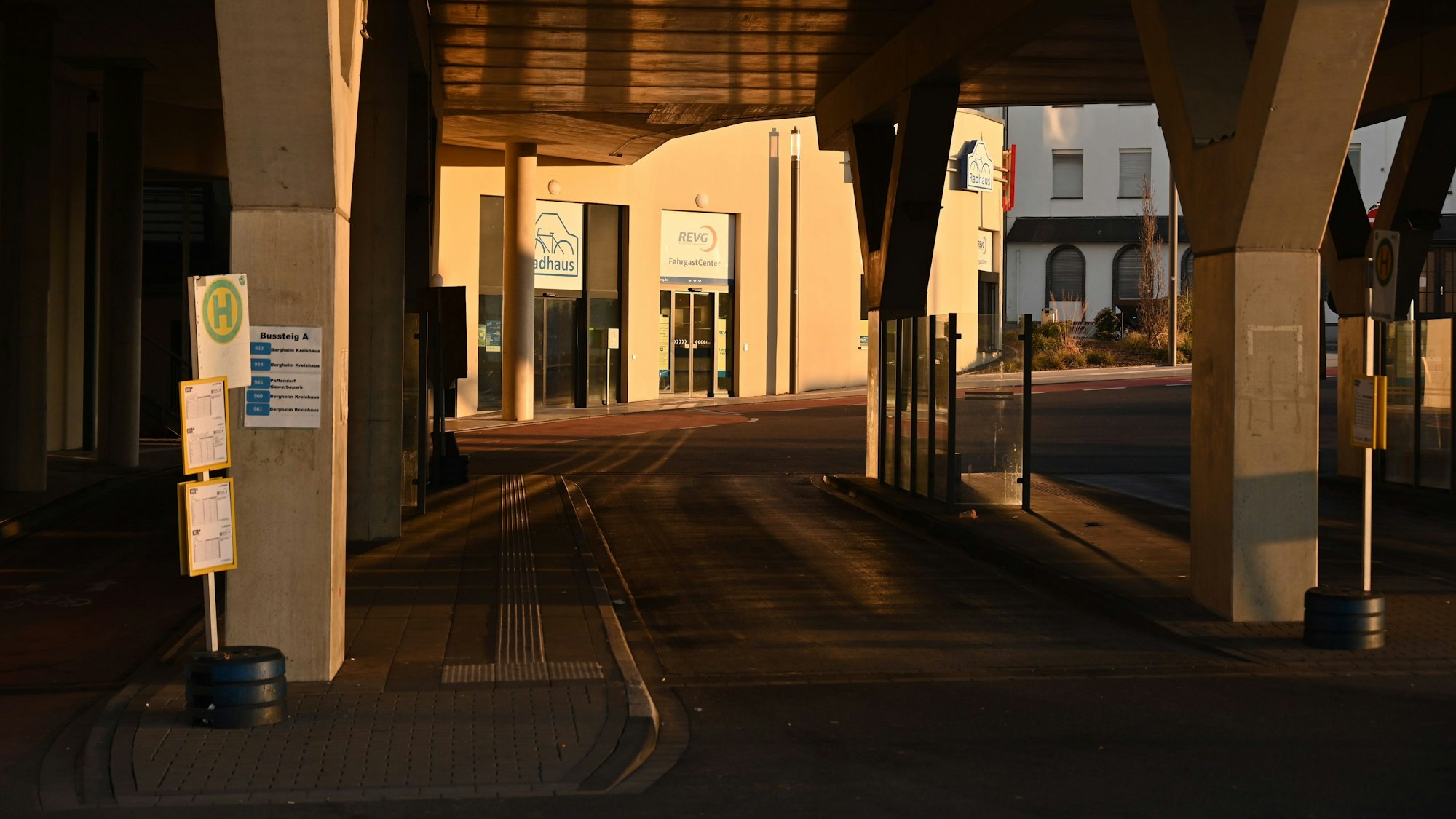 Auf dem Foto ist ein leerer Busbahnhof zu sehen.