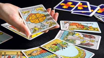 Tarot-Buch von Taschen: Eine Hand hält die Karte&nbsp;