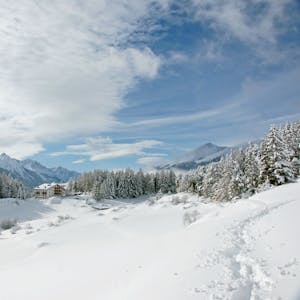 Das Skigebiet Nauders im österreichischen Bundesland im Sonnenschein. Im Hintergrund sind mehrere Berggipfel zu sehen. (Symbolbild)