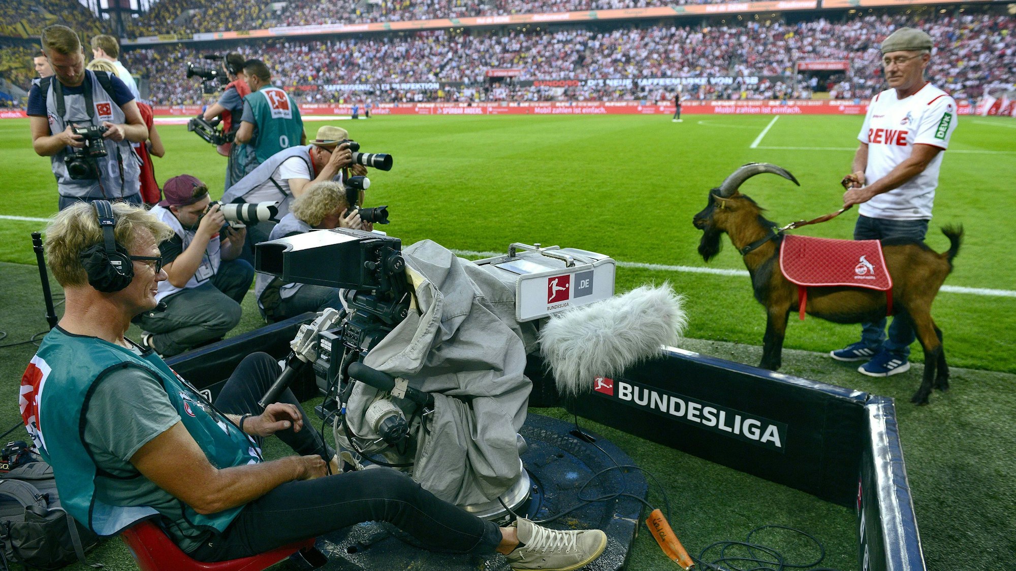 Eine TV-Kamera beim Bundesliga-Spiel zwischen dem 1. FC Köln und Borussia Dortmund.