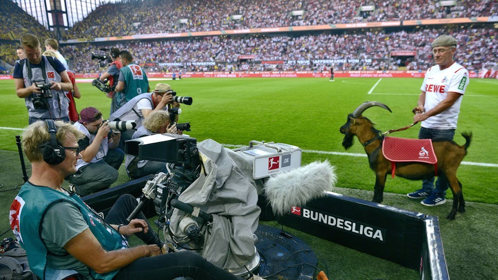 Eine TV-Kamera beim Bundesliga-Spiel zwischen dem 1. FC Köln und Borussia Dortmund.