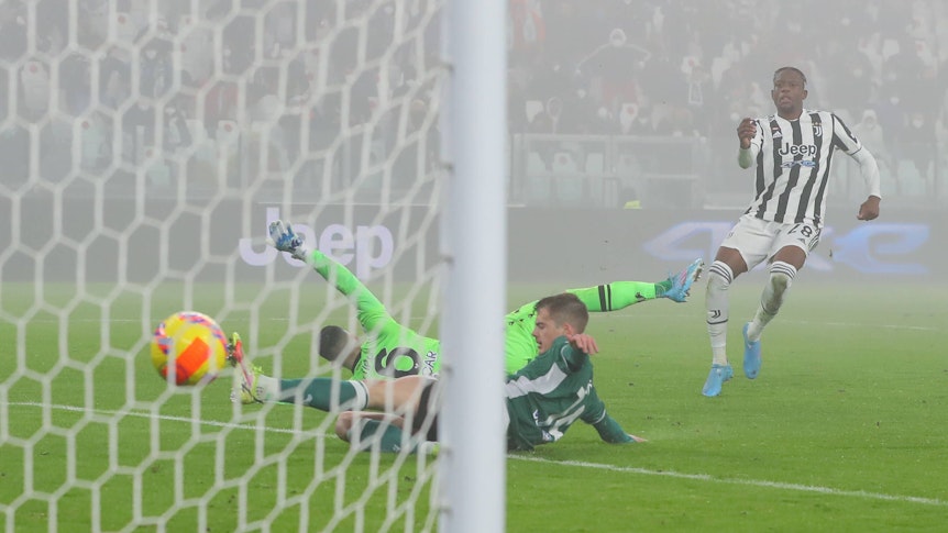 Denis Zakaria erzielt ein Tor im Juventus-Trikot.