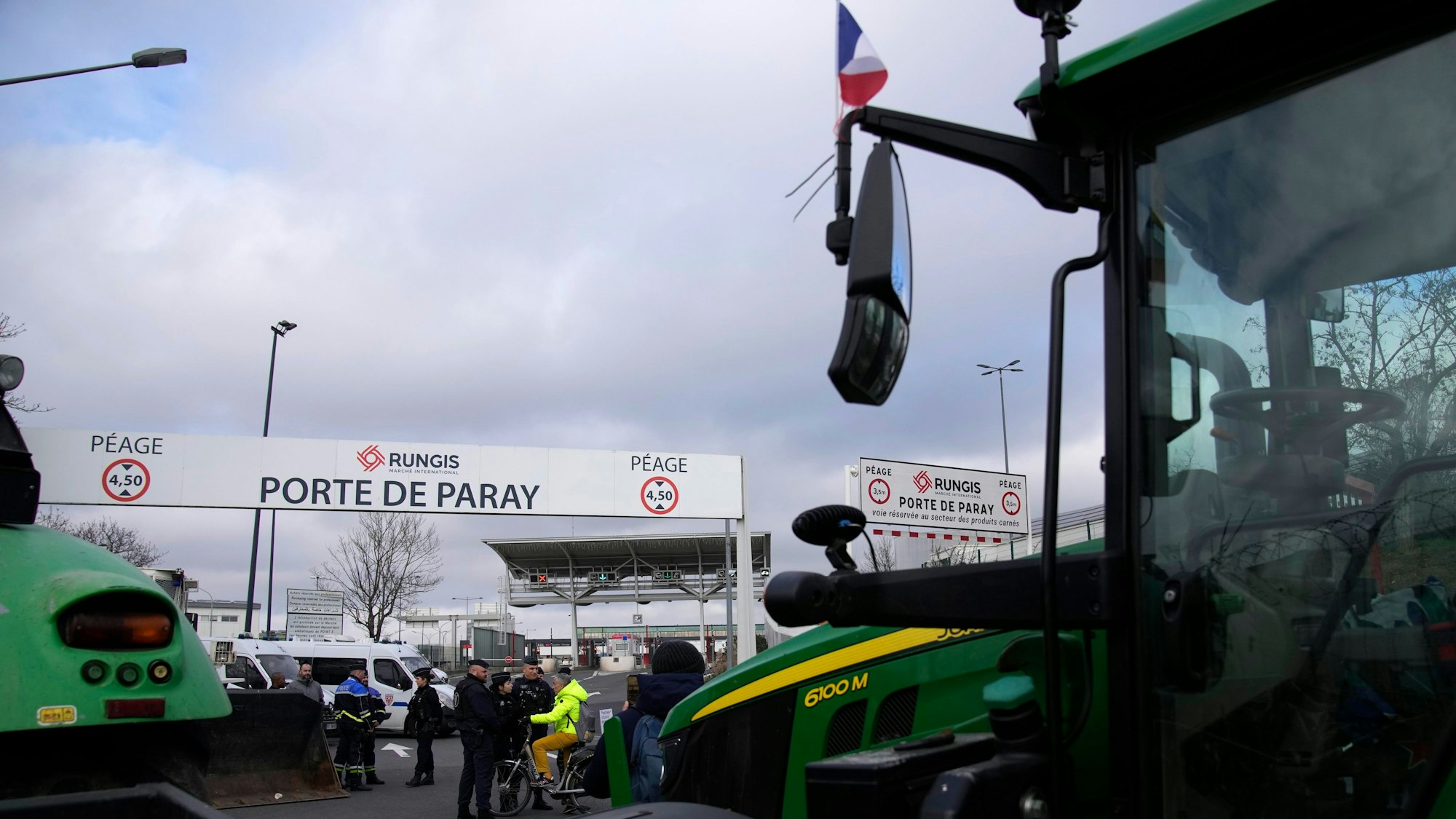 Tractors park outside the Rungis international market, which supplies the capital and surrounding region with much of its fresh food, Wednesday, Jan. 31, 2024 in Rungis, south of Paris. French farmers maintained their protests on major roads around Paris and across the country on Wednesday as police was deployed to protect the capital, its airports and an international market. (AP Photo/Christophe Ena)