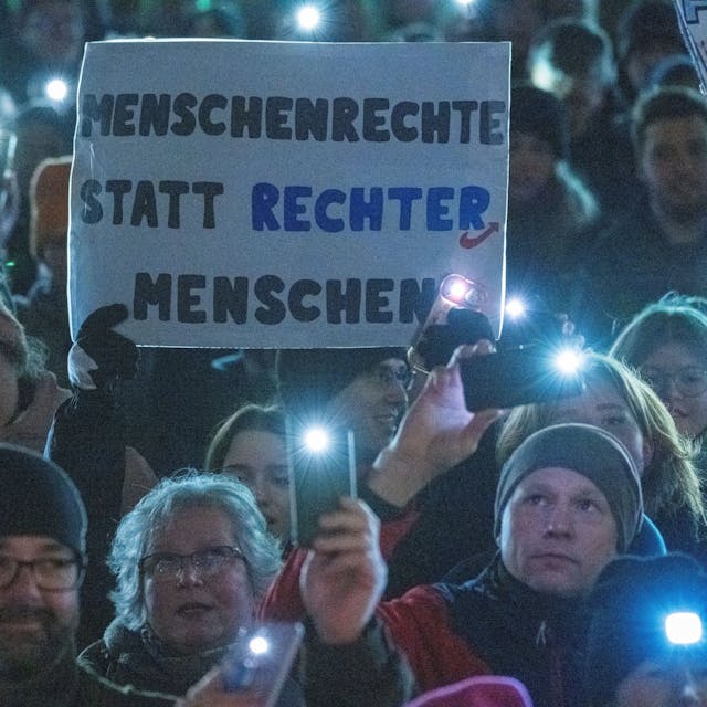 Mit bundesweiten Demonstrationen setzen Hunderttausende Menschen in Deutschland ein Zeichen des Widerstands gegen Rechtsextremismus.