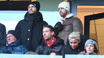 Jonas Hector und Mark Uth verfolgen die Partie des 1. FC Köln gegen Borussia Dortmund in der VIP-Loge.








