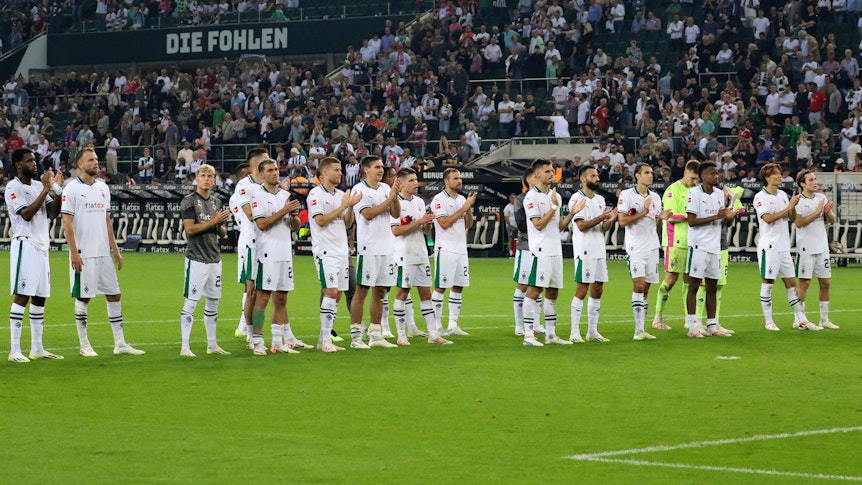Die Borussia-Spieler applaudieren den Fans.
