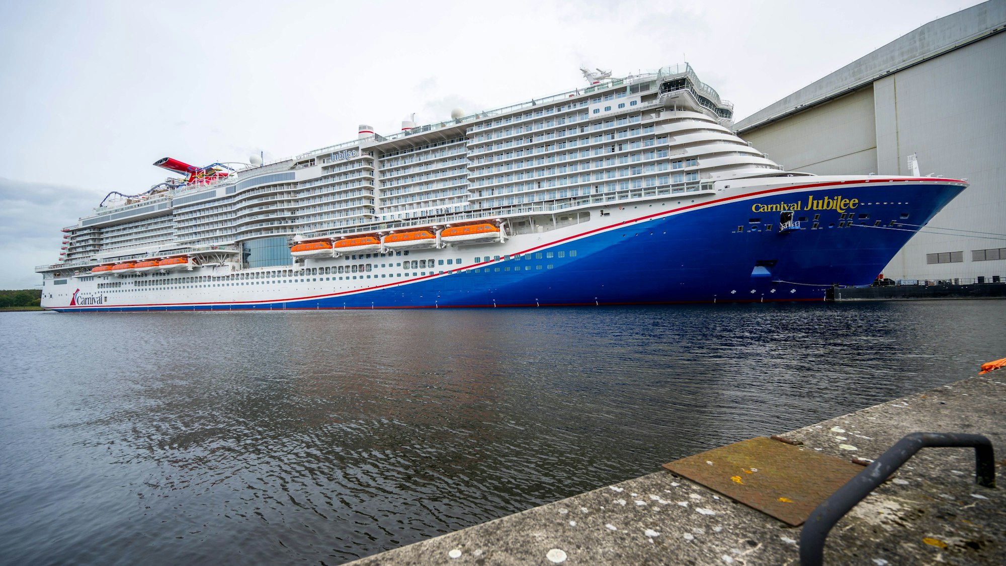 Das Kreuzfahrtschiff „Carnival Jubilee“ liegt vor der Meyer Werft.