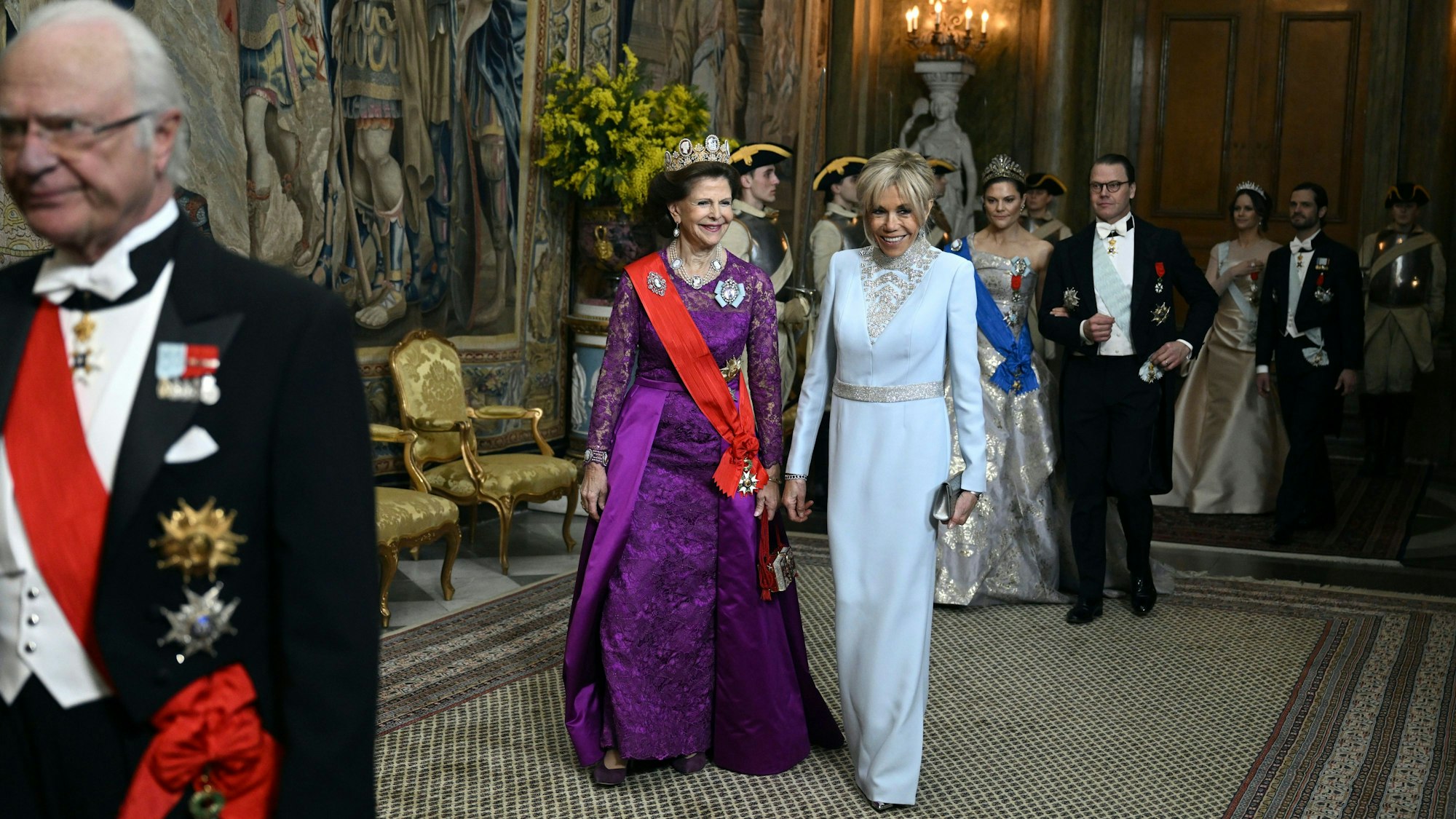 Königin Silvia und Brigitte Macron, gefolgt von Kronprinzessin Victoria und Prinz Daniel, kommen zum Gala-Dinner im Stockholmer Schloss.
