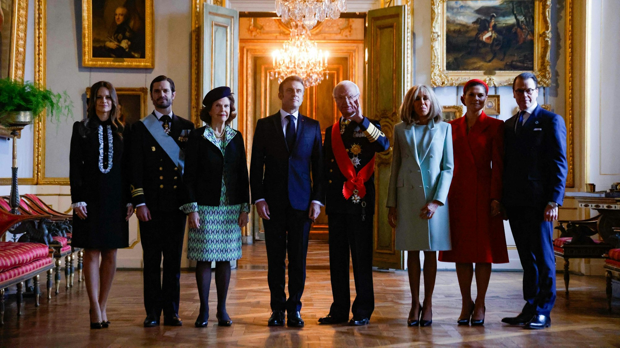 König Carl XVI. Gustaf von Schweden (4.v.r.), Königin Silvia von Schweden (2.v.l.), der französische Präsident Emmanuel Macron (4.v.l.), Brigitte Macron (3.v.r.), Kronprinzessin Victoria von Schweden (2.v.r.), Prinz Carl Philip von Schweden (2.v.l.), Prinzessin Sofia (l.) und Prinz Daniel (r.) posieren für ein Foto während einer offiziellen Begrüßungszeremonie im Königlichen Palast in Stockholm.