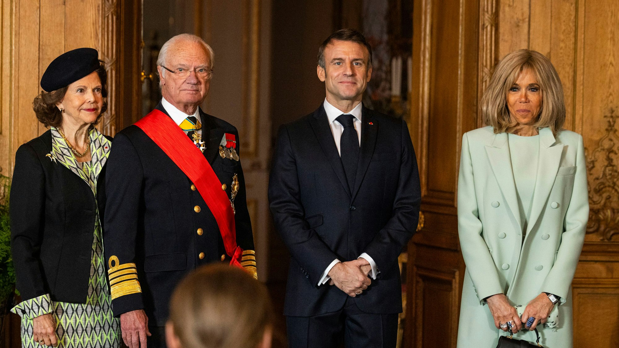 Königin Silvia und König Carl XVI. Gustaf posieren für ein Foto mit Frankreichs Präsident Emmanuel Macron und seiner Frau Brigitte Macron nach einer Presseerklärung im Stockholmer Schloss.