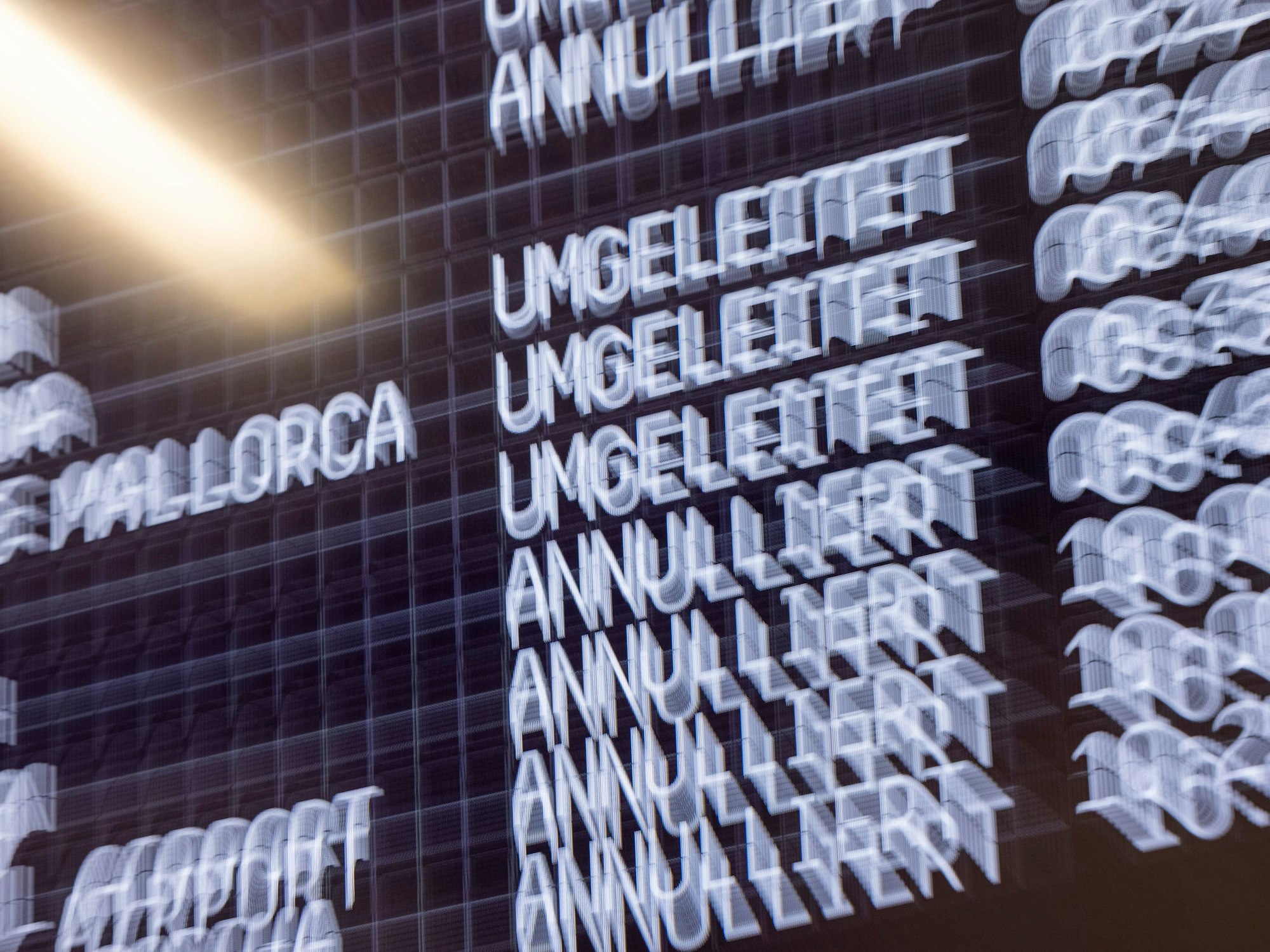 Ein Anzeigendisplay im Flughafen Köln/Bonn informiert über die annullierten oder umgeleiteten Flüge.