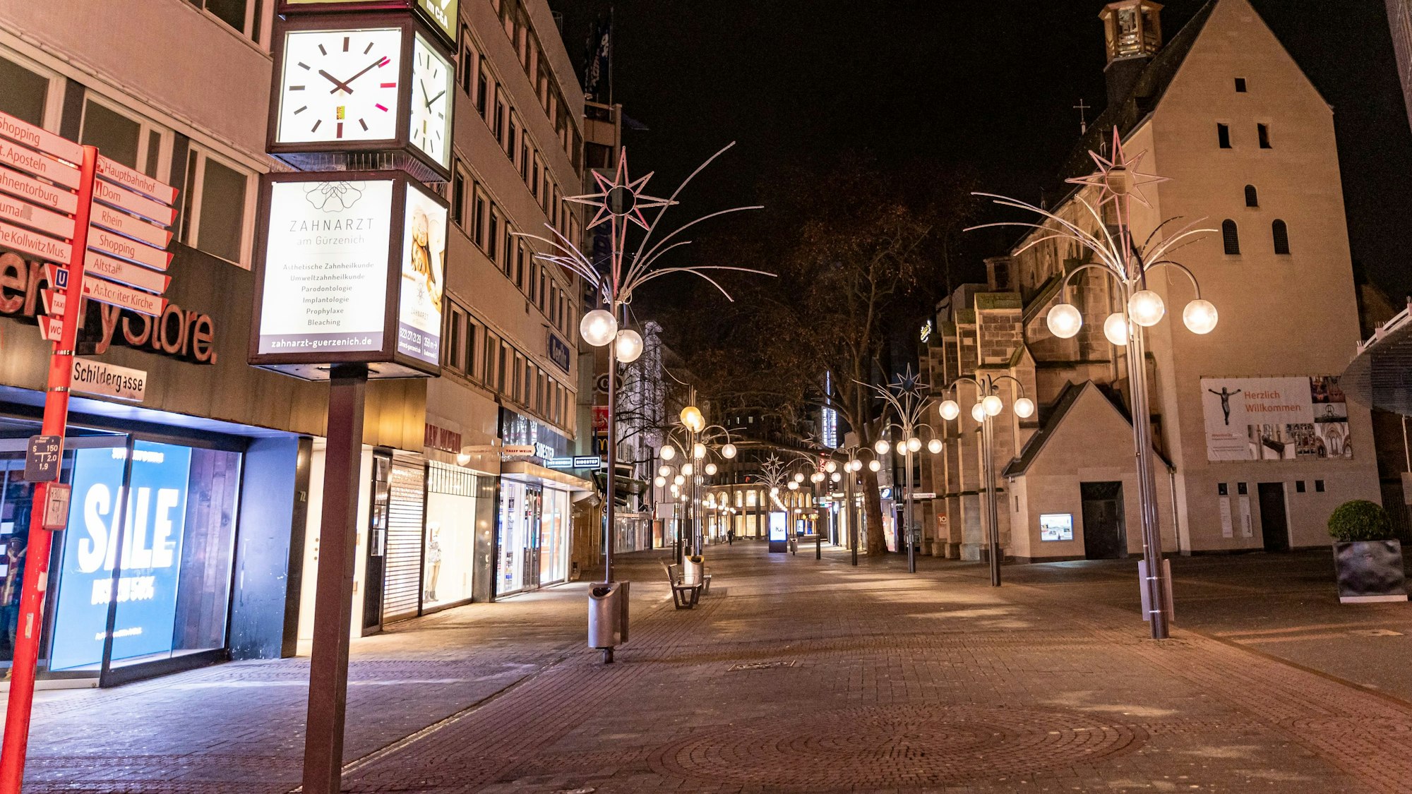 Blick auf die leere Schildergasse in Köln in der Nacht. Kein Mensch ist zu sehen.