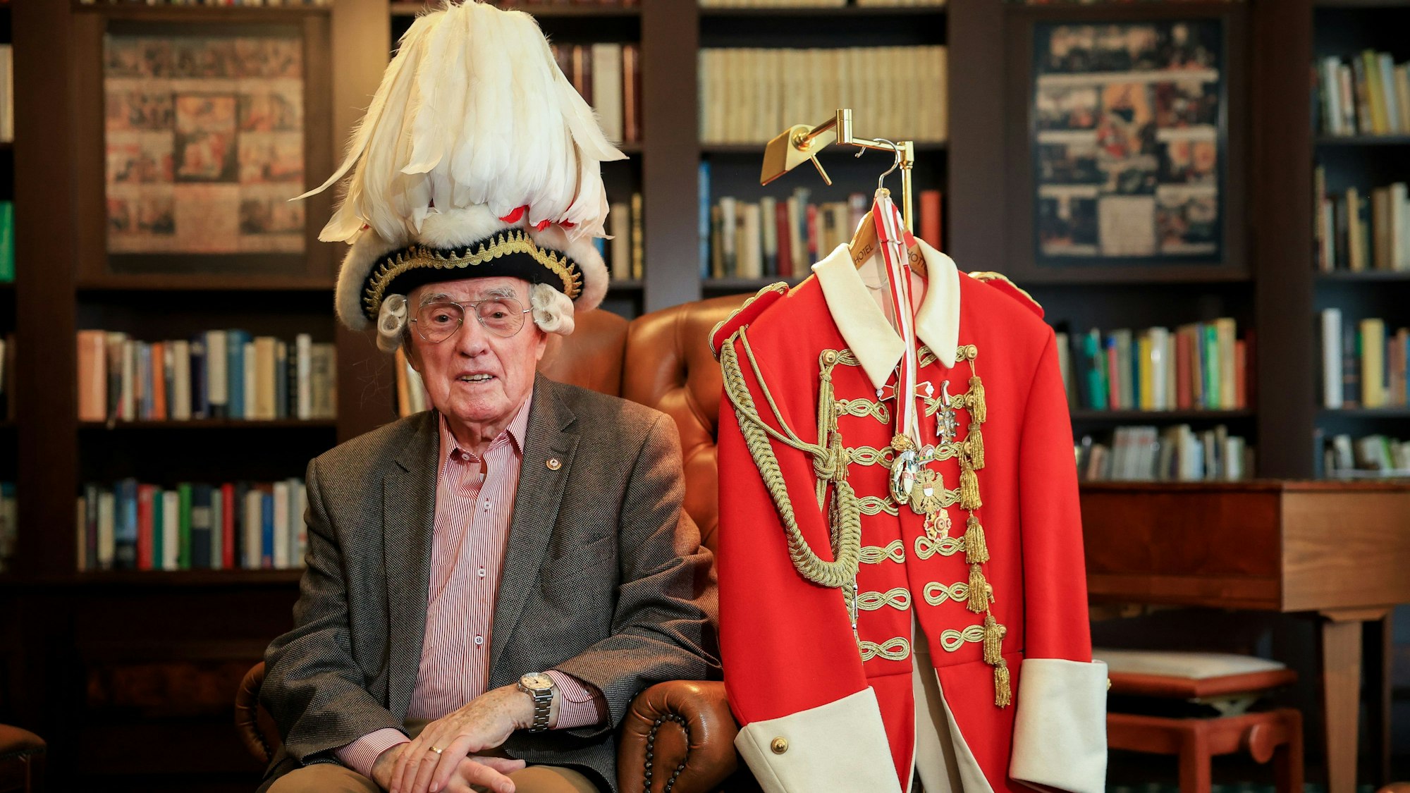 Porträt des 90-jährigen Oskar Hamacher von den Roten Funken, der zum 70. Mal beim Rosenmontagszug dabei ist.