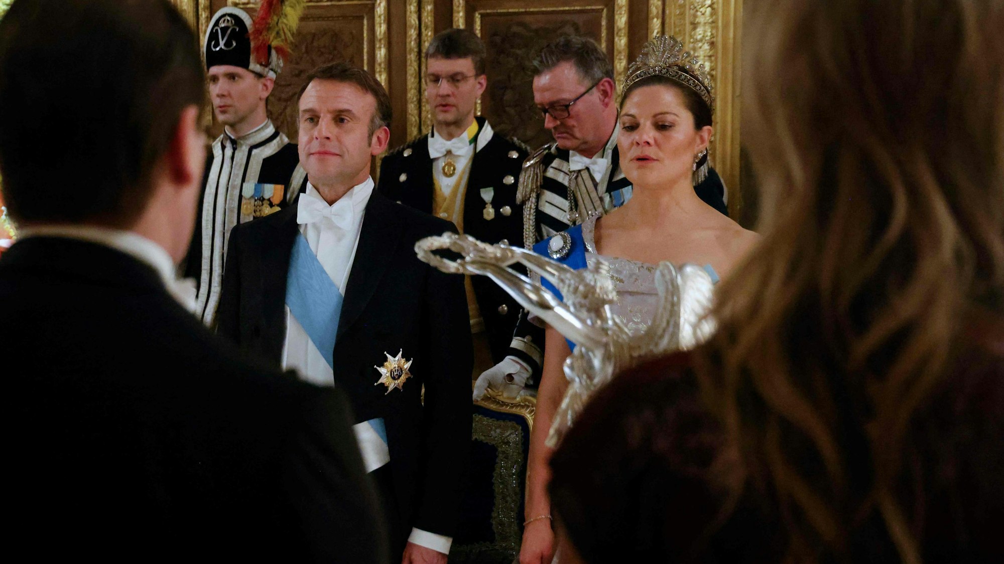 Der französische Präsident Emmanuel Macron steht neben Kronprinzessin Victoria während des Staatsdinners im Königlichen Palast in Stockholm.