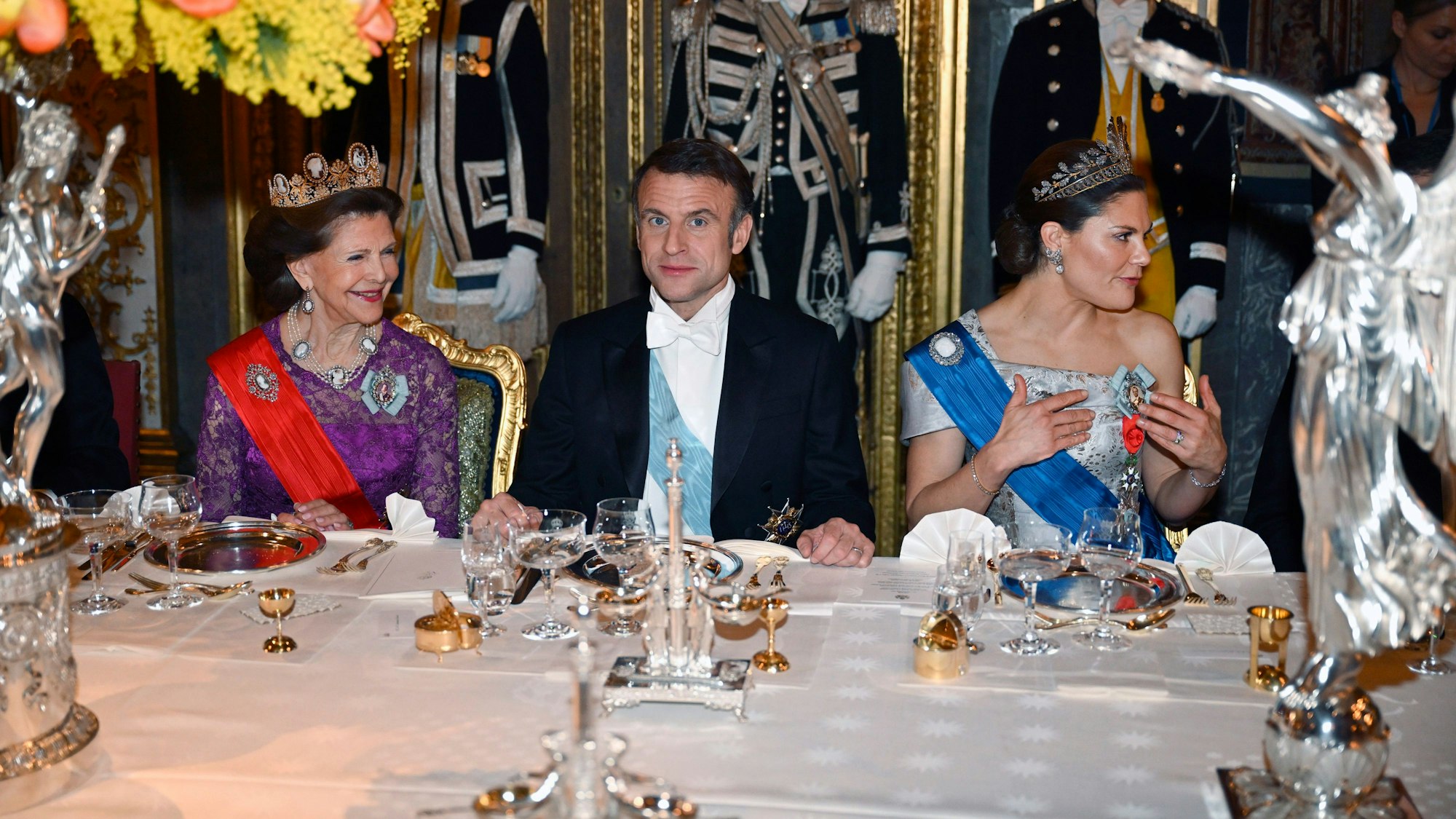 Königin Silvia (l-r), Emmanuel Macron, und Kronprinzessin Victoria beim Galadinner im Stockholmer Schloss.