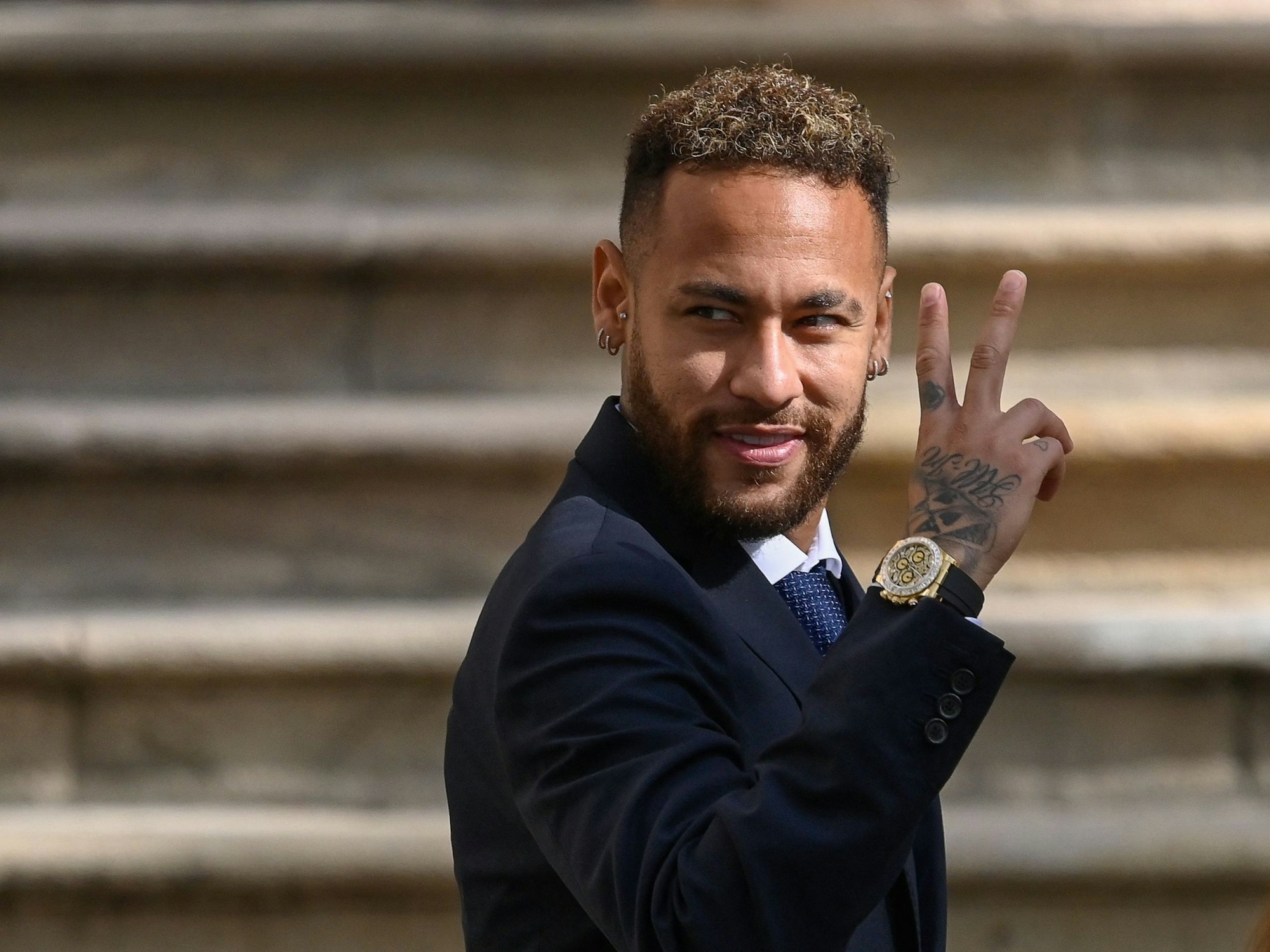 Paris Saint-Germain's-Kicker Neymar zeigt vor dem Gerichtsgebäude in Barcelona das Peace-Zeichen.