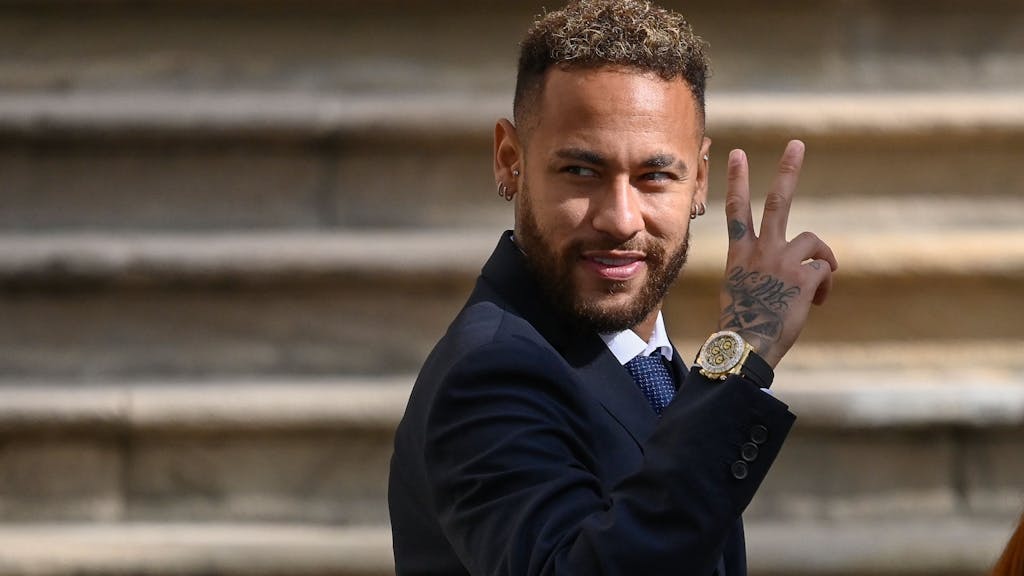 Paris Saint-Germain's-Kicker Neymar zeigt vor dem Gerichtsgebäude in Barcelona das Peace-Zeichen.&nbsp;