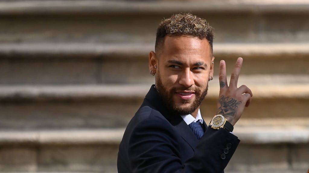 Paris Saint-Germain's-Kicker Neymar zeigt vor dem Gerichtsgebäude in Barcelona das Peace-Zeichen.&nbsp;