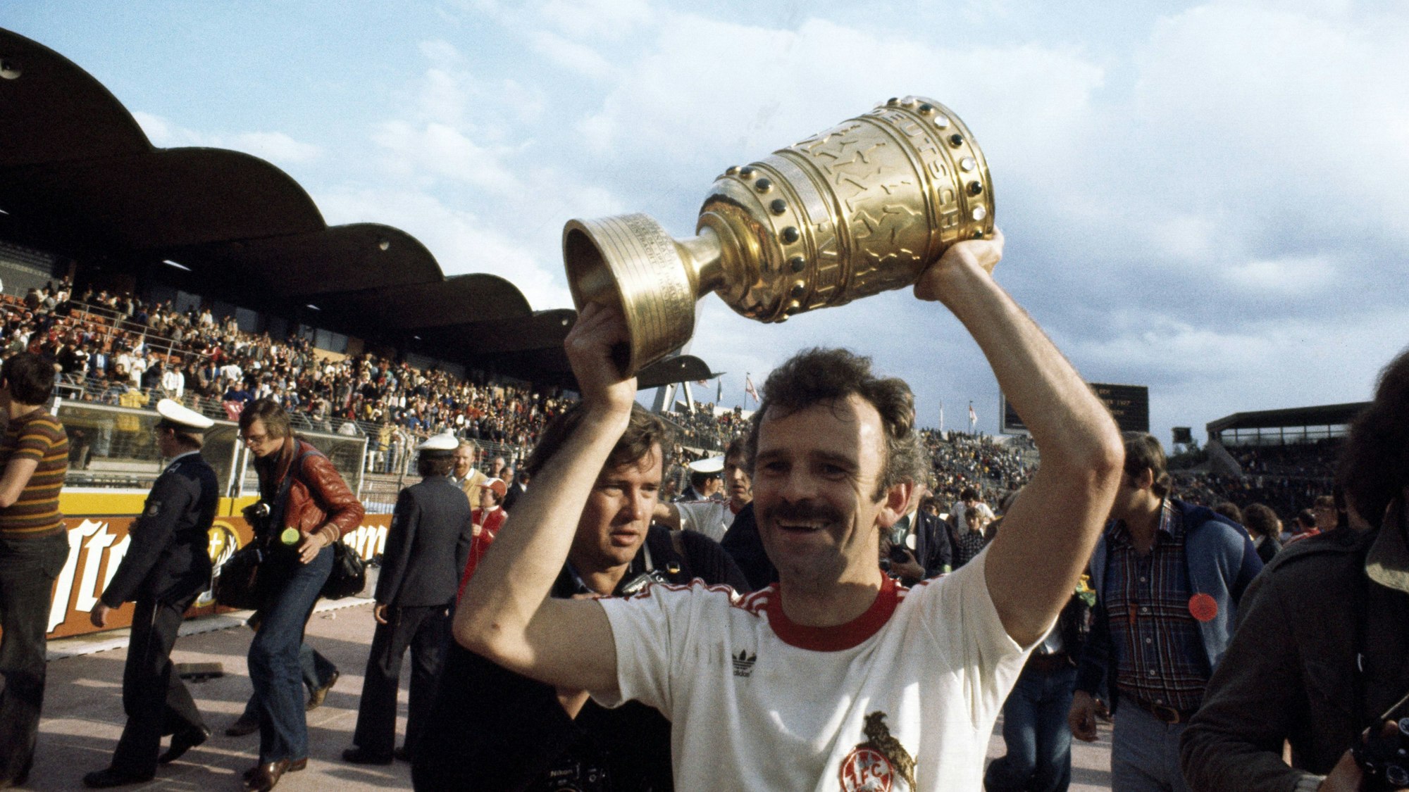 Heinz Simmet jubelt mit dem DFB-Pokal nach dem Sieg des 1.FC Köln im Finale  von 1977. Das Finale gewann der FC erst im Wiederholungsspiel mit 1:0 gegen Hertha BSC.