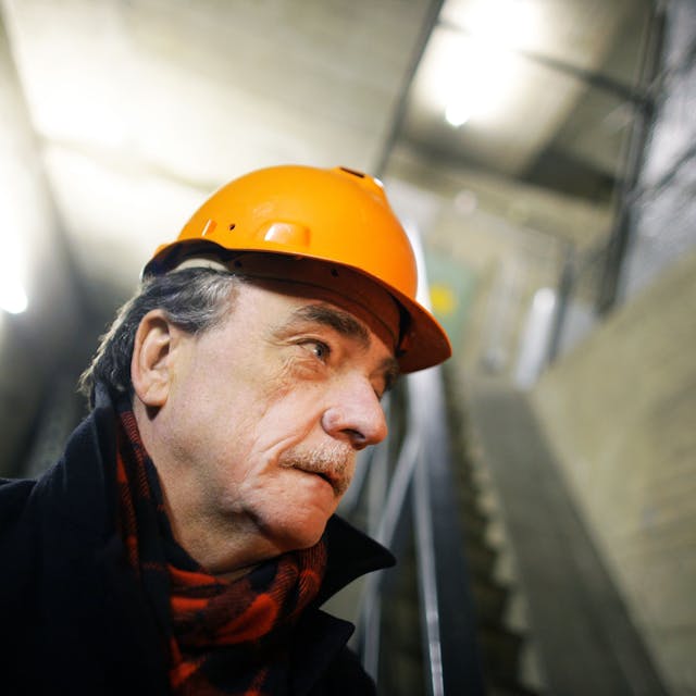 Der damalige nordrhein-westfälische Verkehrsminister Michael Groschek (SPD) schaut sich am 11.12.2012 im Innern der für LKW gesperrten Rheinbrücke der A1 in Leverkusen um.&nbsp;
