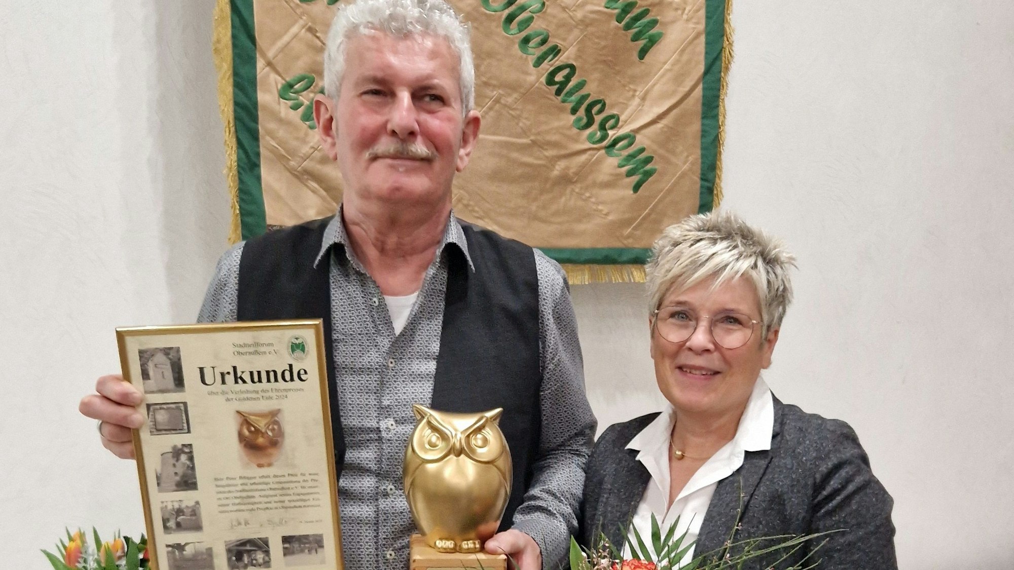 Peter Brüggen, hier mit seiner Frau Gaby, hat vom Stadtteilforum Oberaußem die Goldene Eule verliehen bekommen.