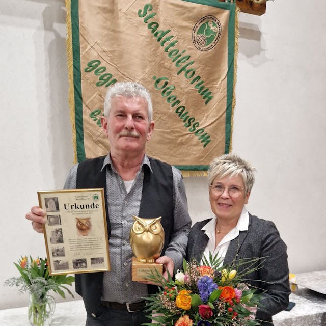 Peter Brüggen, hier mit seiner Frau Gaby, hat vom Stadtteilforum Oberaußem die Goldene Eule verliehen bekommen.