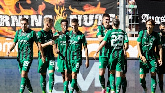 Borussia-Spieler bejubeln einen Treffer in Augsburg.