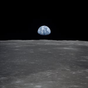 Diese von der US-Weltraumbehörde NASA bereitgestellte Aufnahme zeigt den Blick von der Mondoberfläche auf die Erde.